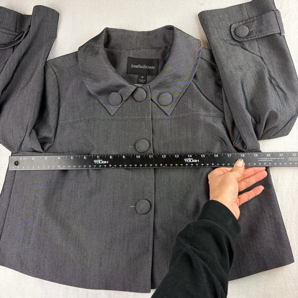 JohnPaulRichard Gray Women's Cropped Jacket sz Medium with Large button accents - Picture 9 of 13